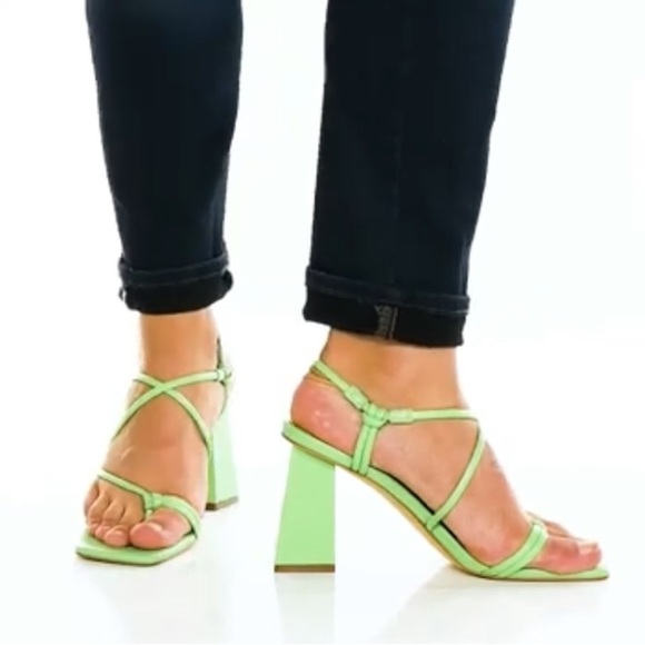 NEW Marc Fisher Giada Sandal in silver - Picture 4 of 16